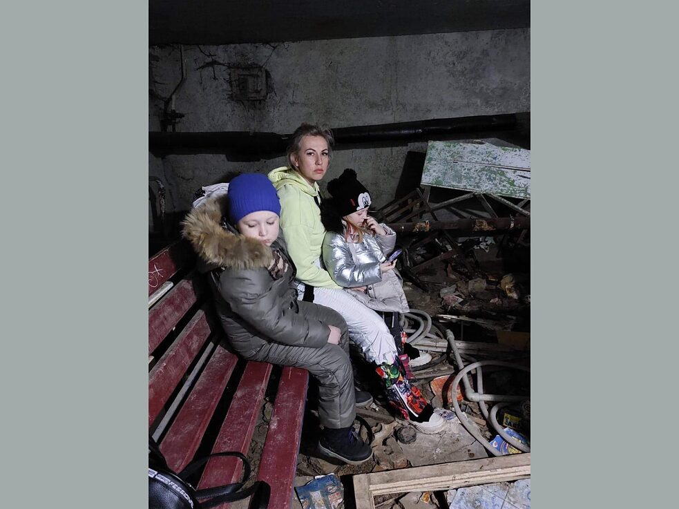 Anna Ševčenko se svými dětmi ve sklepě domu během postupu ruských vojsk do města (Charkiv, konec února 2022).