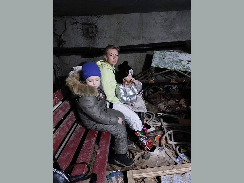 Anna Schewtschenko mit ihren Kindern im Keller eines Hochhauses während des Vordringens russischer Kampfeinheiten in die Stadt (Charkiw, Ende Februar 2022).