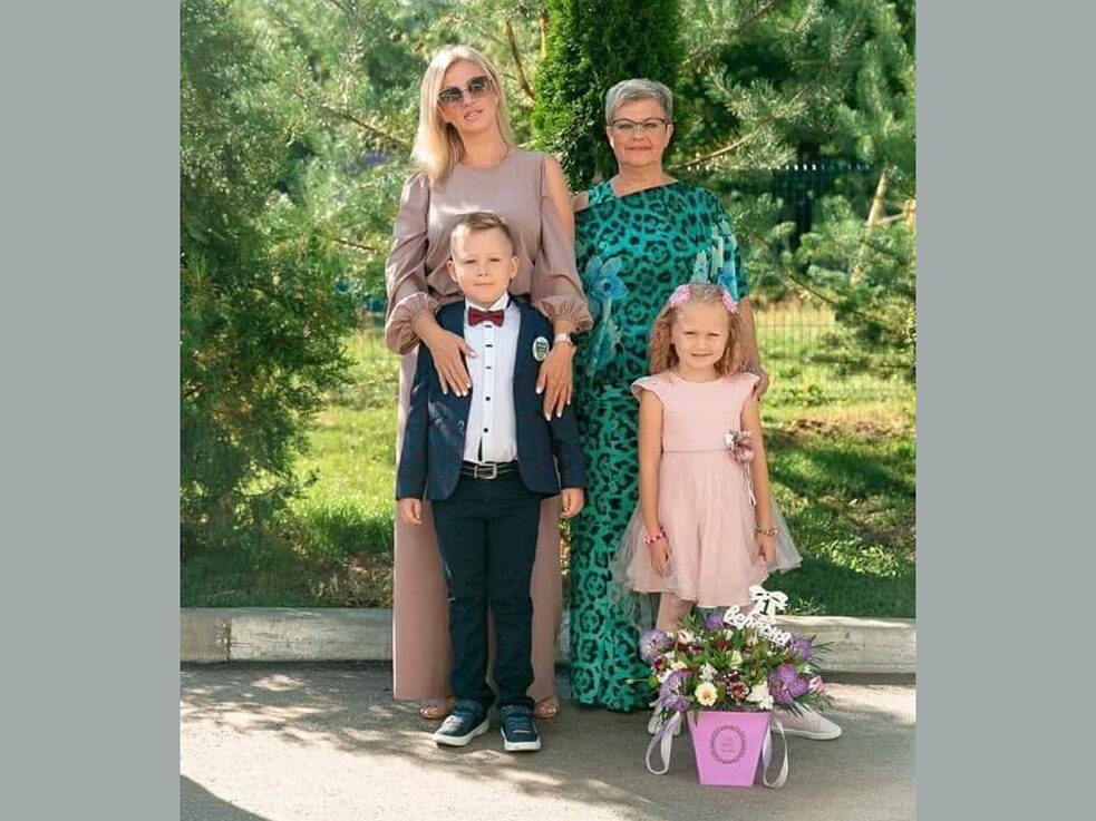 Anna Ševčenko se svojí matkou Liliou Eduardivnou, dcera Sofija a syn Danijil na školním prostranství ve Wałbryzchu. Děti tam letos začaly chodit do školy.