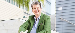 Von der Unternehmensberaterin zur Sozialunternehmerin: Mit innatura vermittelt Juliane Kronen aussortierte Ware an gemeinnützige Organisationen.