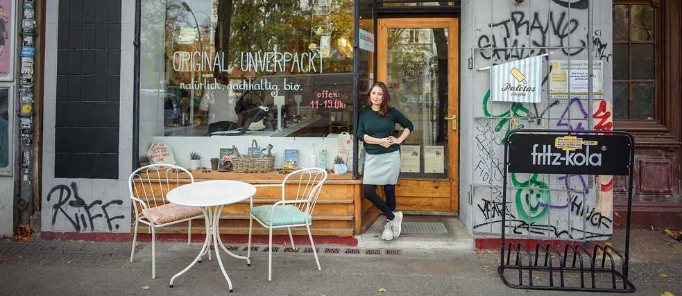Den Alltag ein wenig nachhaltiger gestalten – das geht unter anderem durch Einkaufen in einem Unverpacktladen. Milena Glimbovski ist Gründerin und Geschäftsführerin des Ladens Original Unverpackt in Berlin.
