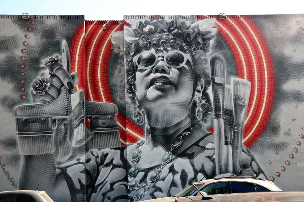 Graffiti Wandarbeit "The Mother Creator II" von EL MAC (Miles MacGregor)