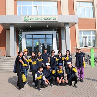 Волонтеры перед зданием Гете-Института Узбекистан