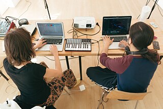 Imagen de dos personas trabajando en computador