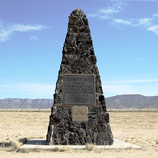 Trinity Site Obelisk National Historic Landmark – im Gedenken an die weltweit erste Kernwaffenexplosion am 16. Juli 1945 in Trinity, New Mexico. Das Trinity-Testgelände wurde als unbewohnt deklariert, allerdings lebten 19.000 Ureinwohner in der näheren Umgebung dieses indigenen Lands. Bild über Samat Jain, Flickr