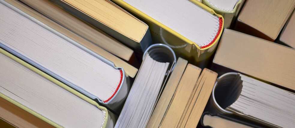 Nahaufnahme einiger Bücher von oben 
