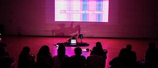 Un|controlled Gestures im HAU