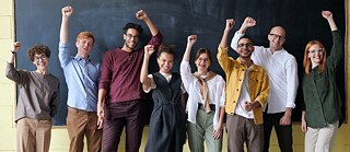 Bild mit Lehrer vor Tafel