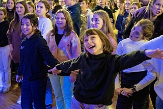 Tanzende Kindermenge