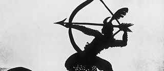 Szene aus dem Film 'Die Abenteuer des Prinzen Achmed', von L. Reiniger. Das Bild zeigt Ausschnitt aus dem Film: eine Scherenschnitt-Figur mit Schießbogen.