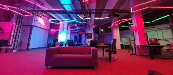 Foto de um local de trabalho iluminado com luzes de néon