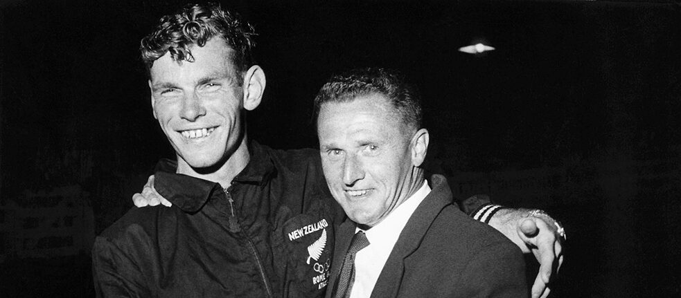 Auch dank der damals noch ausgefallenen Trainingsmethode seines Coaches Arthur Lydiard (rechts) brach der Neuseeländer Peter Snell (links) 1962 den Weltrekord auf eine Meile.