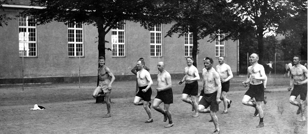 Jogging gab es schon, bevor man es überhaupt so genannt hat, und vor dem Hype seit den 1960er-Jahren: joggende Männer um 1915.