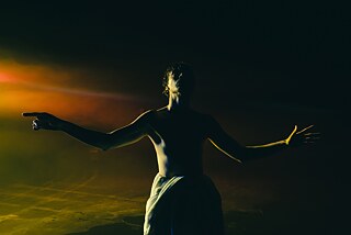 Imagem de uma pessoa realizando uma performance nas sombras