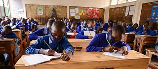 How do you facilitate maximum school attendance on the same budget? A study on tackling poverty in Kenya looked at this question – and returned some surprisingly clear results.