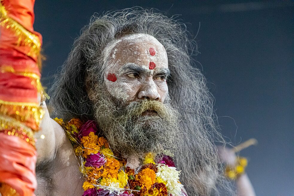 Ein indischer heiliger Mann oder Naga Sadhu während der Kumbh Mela in Haridwar. 
