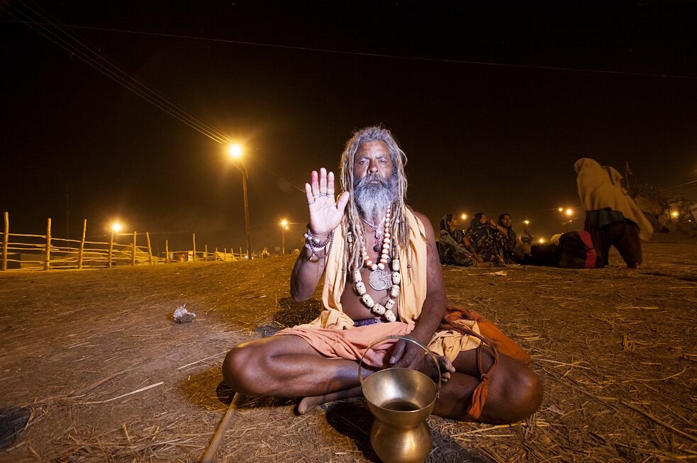 Auch nachts sitzen Sadhus und Naga Babas, die Heiligen, im Sangam der Kumbh Mela.