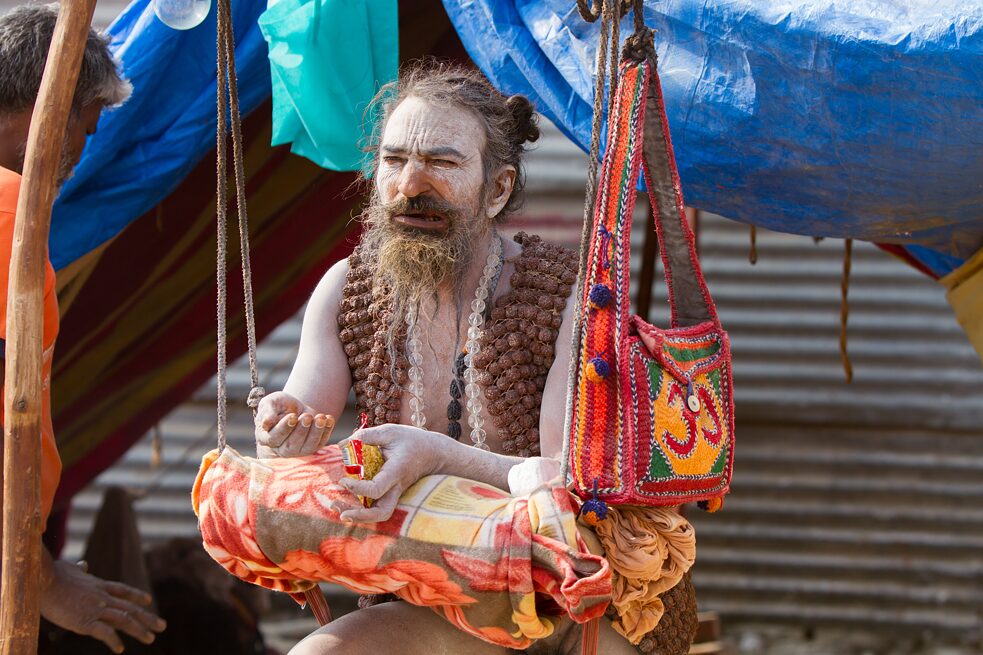 Ein eingefleischter heiliger Mann steht während des Kumbha Mela-Festes in Allahabad auf einem Bein. 