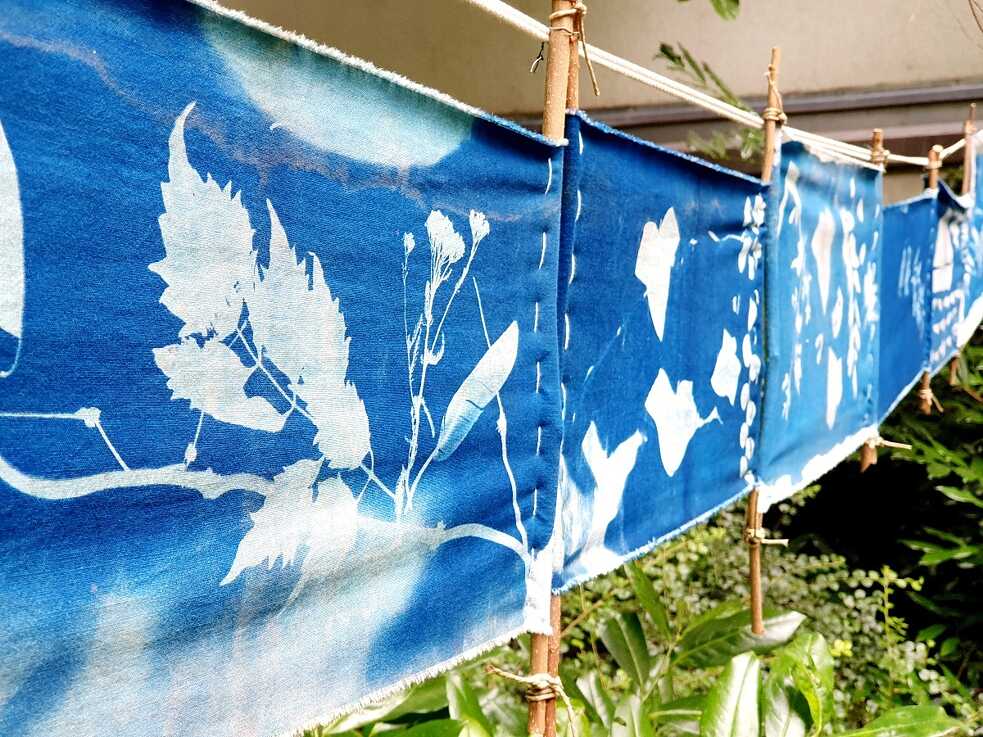 Aus recycelten Textilien und mithilfe der Cyanotopie-Technik wurde gemeinsam im Garten des Goethe-Instituts ein Sonnensegelsystem gebaut.