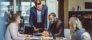 Ein Arbeitsmeeting mit 5 Personen in einer Firma