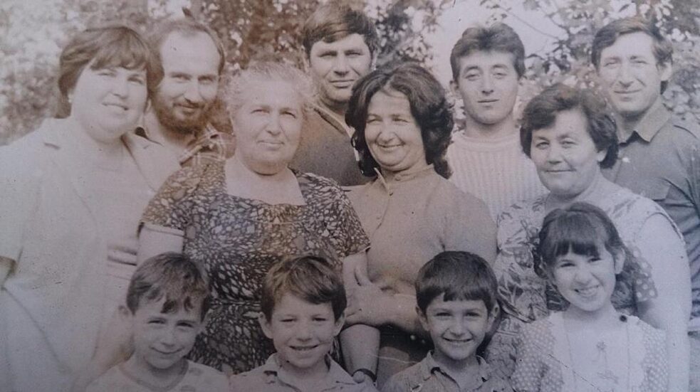 Archívna fotografia Eľdarovej rodiny. V pravom hornom rohu jeho dedko a babka.