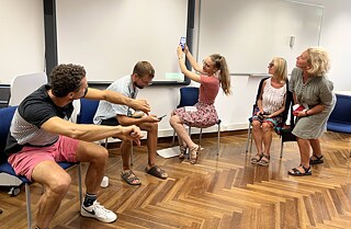 Die Seminarteilnehmer*innen üben sich in erfundenen Rollen in der Talkrunde „Wie Instagram mein Leben verändert hat“. V.l.n.r.: Luca, als Jugendlicher Instagramfan und heute Instagramgegner; Gesundheitsminister Lauterbach als Experte; die Moderatorin; Frau Parigaut, Instagramvorsitzende; Mia Kirchenhofer, die ihr ganzes Leben auf Instagram dokumentiert 