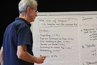 Die Arbeitsgruppen haben ein Thema gewählt und ihre Talkshow strukturiert; im Bild: Gerhard Salbeck, PASCH-Koordinator für die Goethe-Region Südwesteuropa 