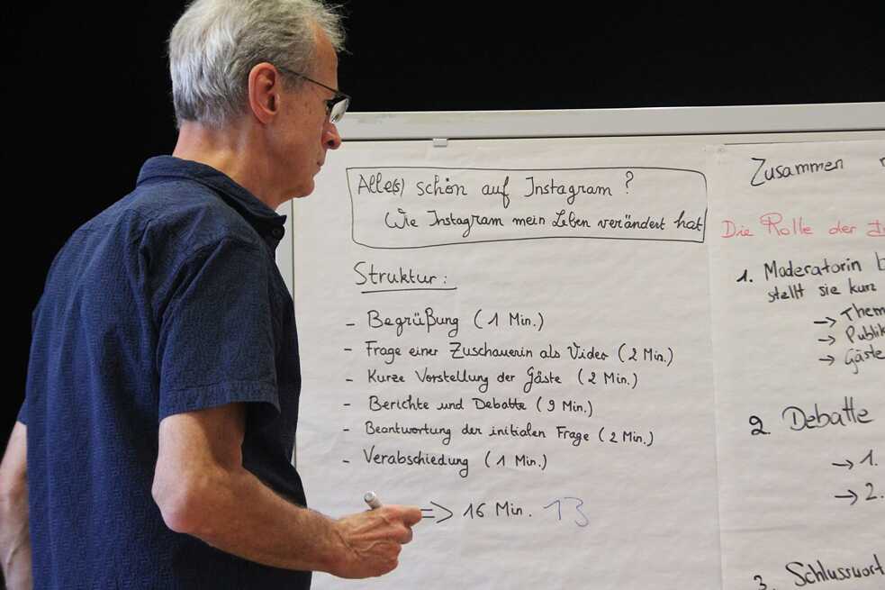 Die Arbeitsgruppen haben ein Thema gewählt und ihre Talkshow strukturiert; im Bild: Gerhard Salbeck, PASCH-Koordinator für die Goethe-Region Südwesteuropa 