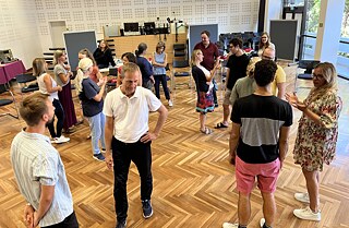 Sich durch den Raum bewegen, Kontakt aufnehmen, in einer Rolle agieren