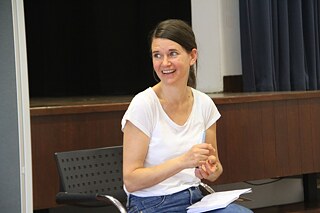 Die Seminarleiterin Judith Gorgass, selbst Schauspielerin und Theaterpädagogin
