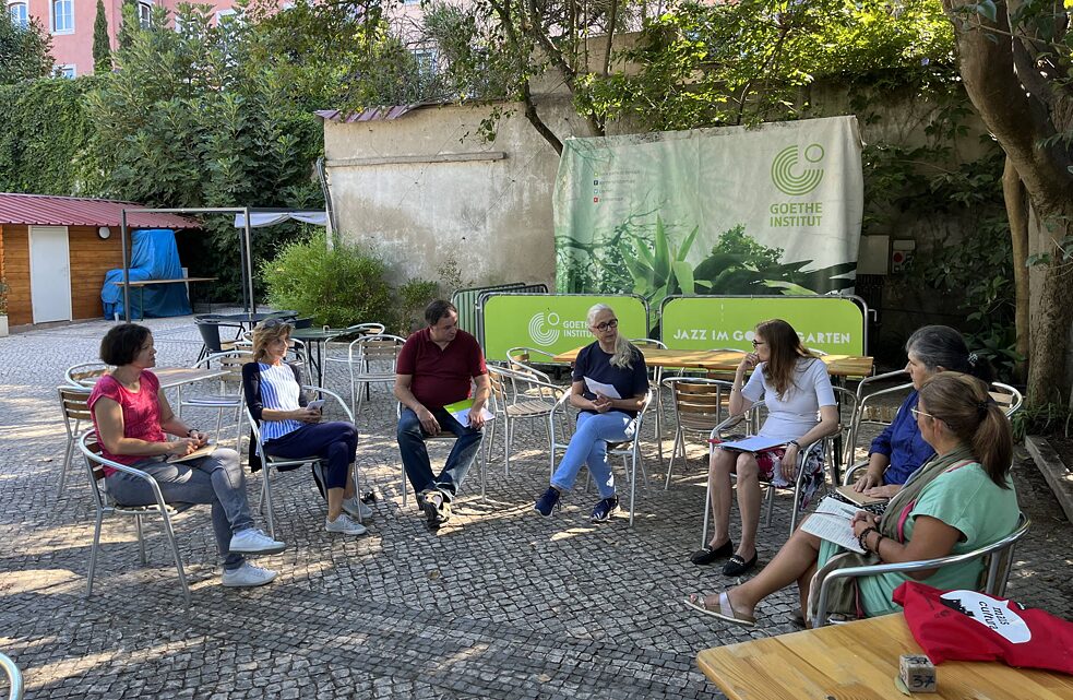Eine Arbeitsgruppe im Garten des Goethe-Instituts Lissabon; Bildmitte: Susanne Eichenhofer, Bildungskooperation GI Lissabon