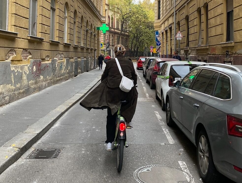 In Deutschland habe ich nie das Fahrrad genommen, weil ich viel Auto gefahren bin. Während meines Praktikums hier in Budapest laufe ich überwiegend oder leihe, wann immer es möglich ist, ein Mietfahrrad von MOL Bubi. So spare ich viel Zeit, Geld und Nerven und tue meiner Gesundheit sowie der Umwelt etwas Gutes. Wenn ich wieder nach Deutschland zurückkomme, möchte ich in ein gutes Rad investieren.
