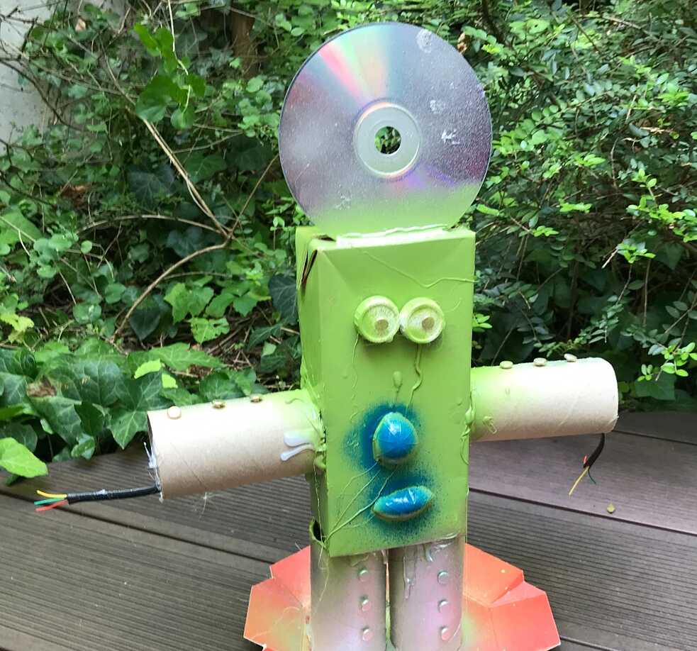 Mit Kreativität und aus alltäglichen Gegenständen kann man einen Roboter bauen...