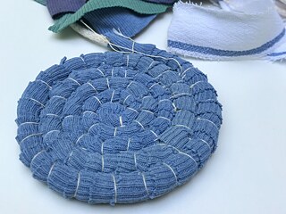Varrással és applikálással régi textíliákból kosarakat készítettünk, ami a lakások szép kiegészítői.