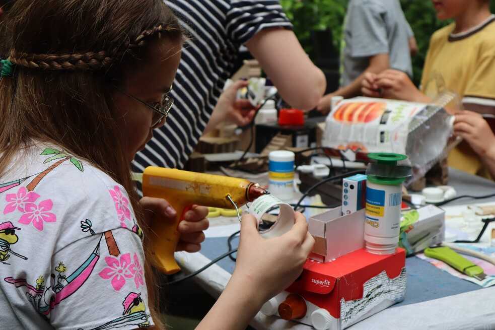 Bei den Workshops wurde überwiegend Müll recycelt, damit die Kinder lernen können, wie viel sie mit den Materialien aus ihrer Umgebung machen können.