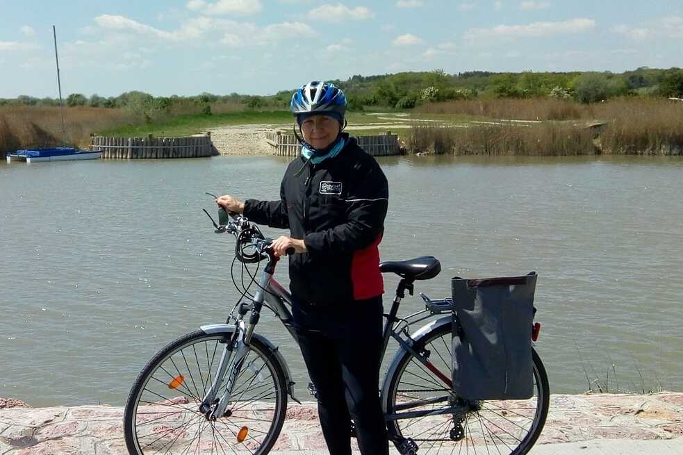 Seit der Covid-Zeit komme ich mit dem Fahrrad zur Arbeit. Ich wollte damals nicht mit vielen anderen Menschen in der vollbesetzten Straßenbahn zusammenfahren. Außerdem habe ich damit die Monatskarte gespart. Die Fahrradwege sind in Budapest super ausgebaut und ich komme eigentlich auf einer wunderschönen Strecke an der Donau entlang . Ich habe mich an diese Bewegung so gewöhnt, dass es mir schon fehlt, wenn ich am Wochenende nicht losfahre.   Früher habe ich mir immer ein E-Bike gewünscht, jetzt hoffe ich schon darauf, dass ich es schaffe, bis zur Rente mit dem Fahrrad zur Arbeit zu kommen.