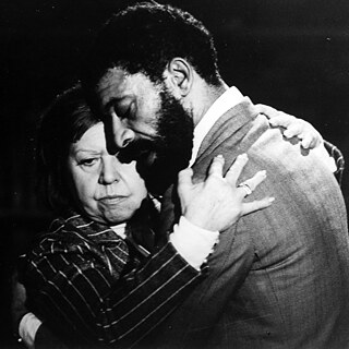 Eine Frau und ein Mann umarmen sich