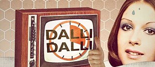 Screenshot: Fernseher, dort steht Dalli Dalli, dahinter das Bild einer Frau, Retrolook