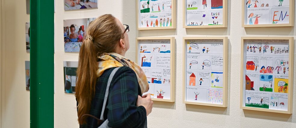 Ausstellung mit Besucher*in