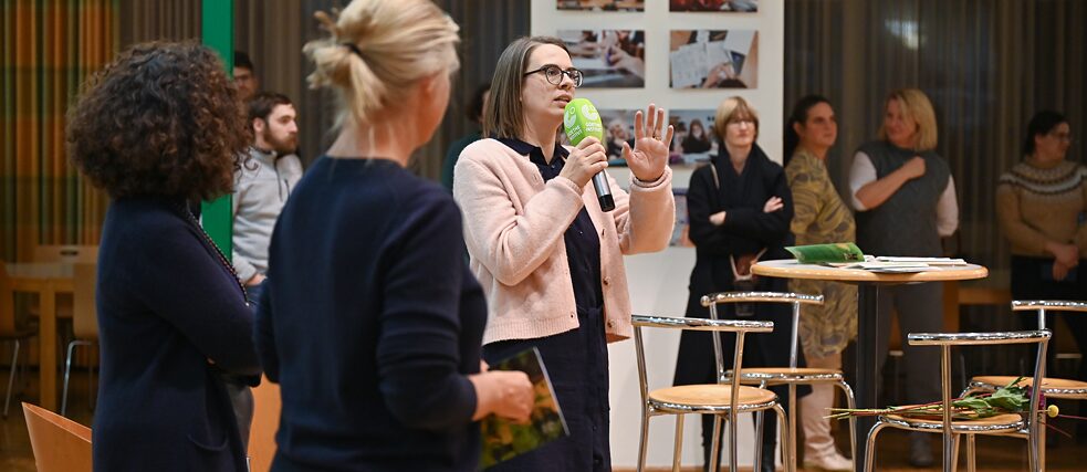 Tabea Hörnlein, die Kuratorin der Ausstellung zur Eröffnung der Ausstellung