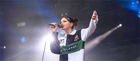 Nina Chuba auf der Bühne