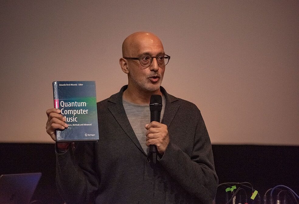 Ilyas Khan, CEO Quantinuum, stellt das Buch "Ilyas Khan introducing "Quantum Computer Music: Foundations, Methods and Advanced Concepts" vor