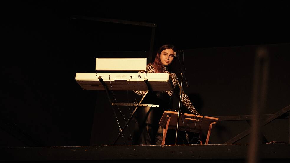 Daryna Dehtiarova aus Charkiw spielt die Rolle der Seele und ist für die musikalische Begleitung des Stückes „Die Hüterin“ zuständig.