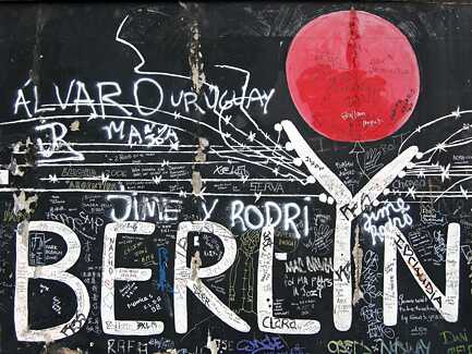 Un graffiti avec l'inscription Berlin sur un mur.