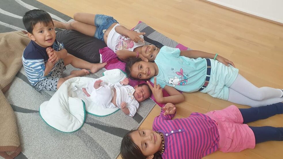 Deti počas hry v novom dome v Nemecku. V strede je novorodenec Haya.