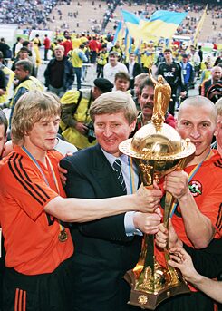 Rinat Achmetow mit Schachtar-Spielern nach dem Gewinn des ukrainischen Fußball-Pokals im Jahr 2002