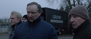 Vier Männer des Transportunternehmens Grone stehen in einem Parkplatz