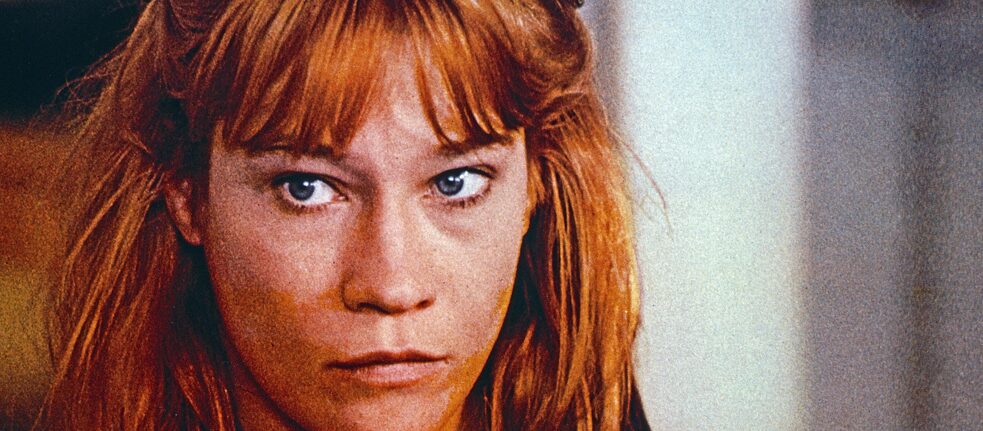 Il primo film da regista di Margarethe von Trotta, “Il secondo risveglio di Christa Klages”, esce nel 1978 e narra le vicende di una maestra d’asilo che fa irruzione in una banca per salvare la sua scuola e prende in ostaggio un’impiegata, ma il colpo fallisce. Filmdienst commentava così questa pellicola incentrata sull’avvicinamento di due donne, la rapinatrice e l’impiegata di banca: “Un film che fa riflettere su ciò che è giusto e ciò che è sbagliato, sulle norme sociali e sul dibattito sull’emancipazione degli anni ’70”.