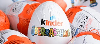 Überraschung: Seit über 50 Jahren faszinieren die mit Spielzeug gefüllten Schokoladeneier Menschen nahezu überall auf der Welt.