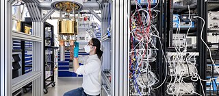 Eine Physikerin des Forschungszentrums Jülich arbeitet an einem Krytostaten, der den Chip eines Quantencomputers kühlt.